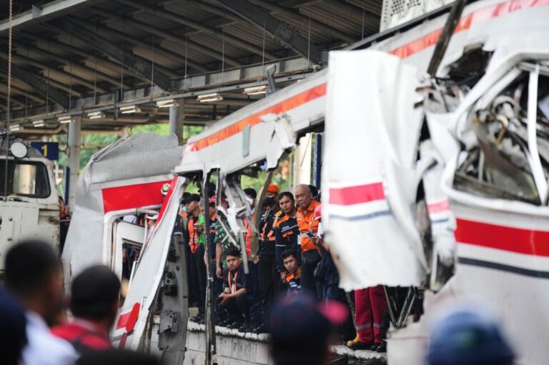 Al menos 14 muertos y más de 80 heridos en un choque entre dos trenes en Indonesia