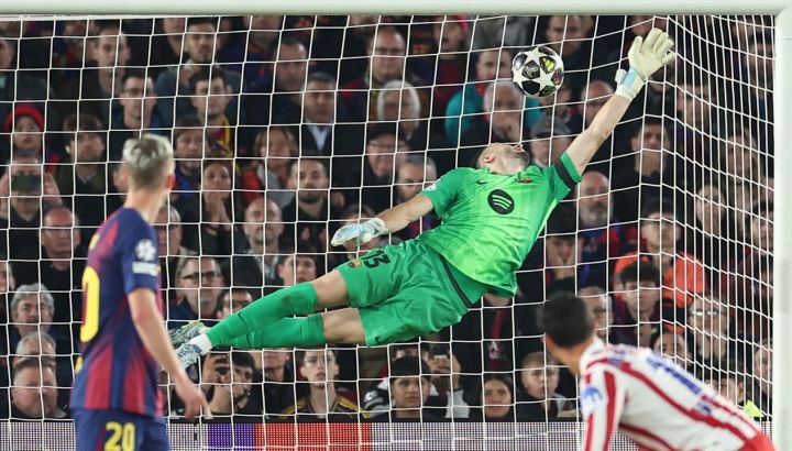 JULIAN-ALVAREZ-GOL-TIRO-LIBRE-BARCELONA-CHAMPIONSLEAGUE