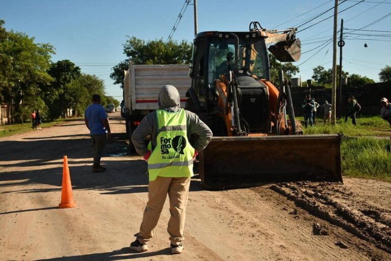 EL MUNICIPIO INTENSIFICA TAREAS DE MANTENIMIENTO VIAL EN EL BARRIO 12 DE OCTUBRE