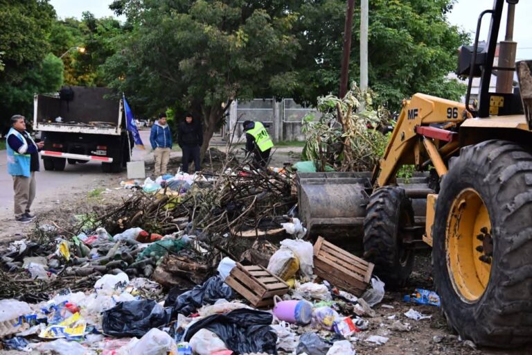 LA MUNICIPALIDAD INTENSIFICÓ EL MANTENIMIENTO DE ESPACIOS VERDES EN DISTINTOS PUNTOS DE LA CIUDAD
